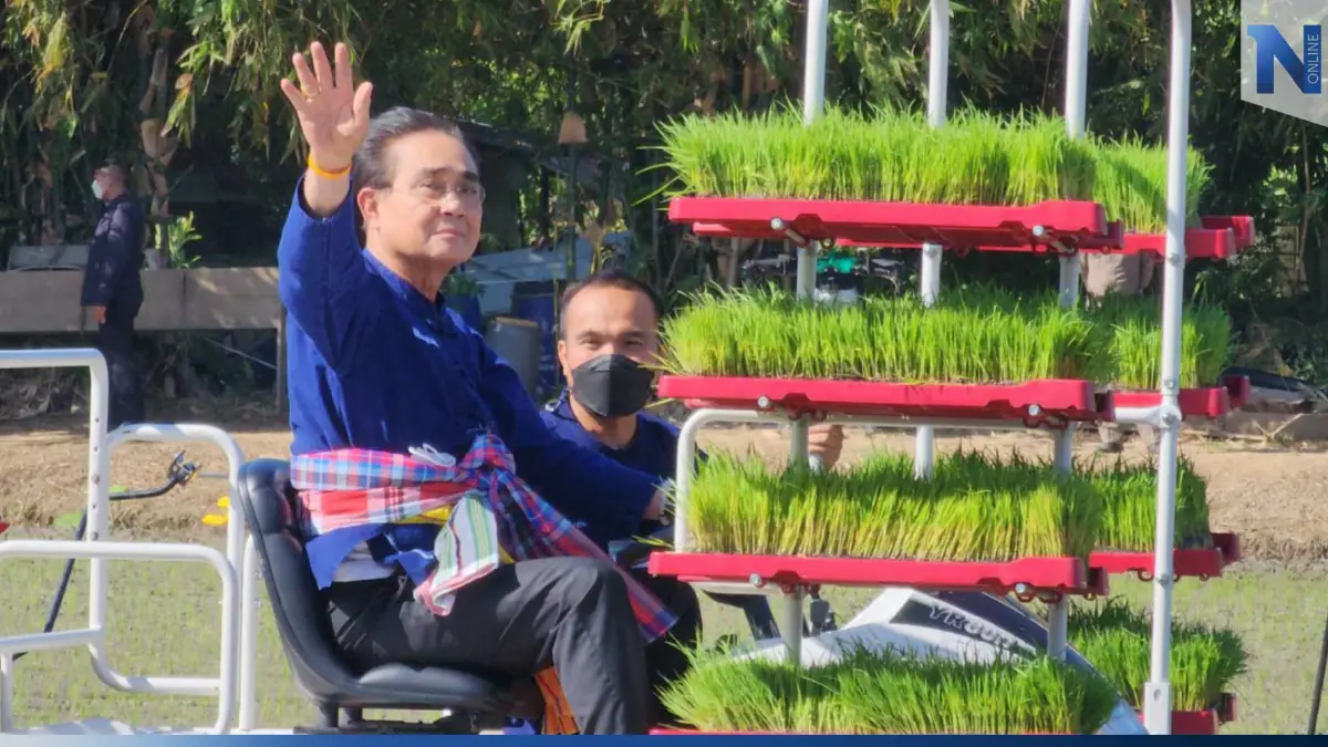 “บิ๊กตู่” เล่นบทชาวนา! สวมเสื้อม่อฮ่อมขับรถปลูกข้าว บ่นหัวร้อน!