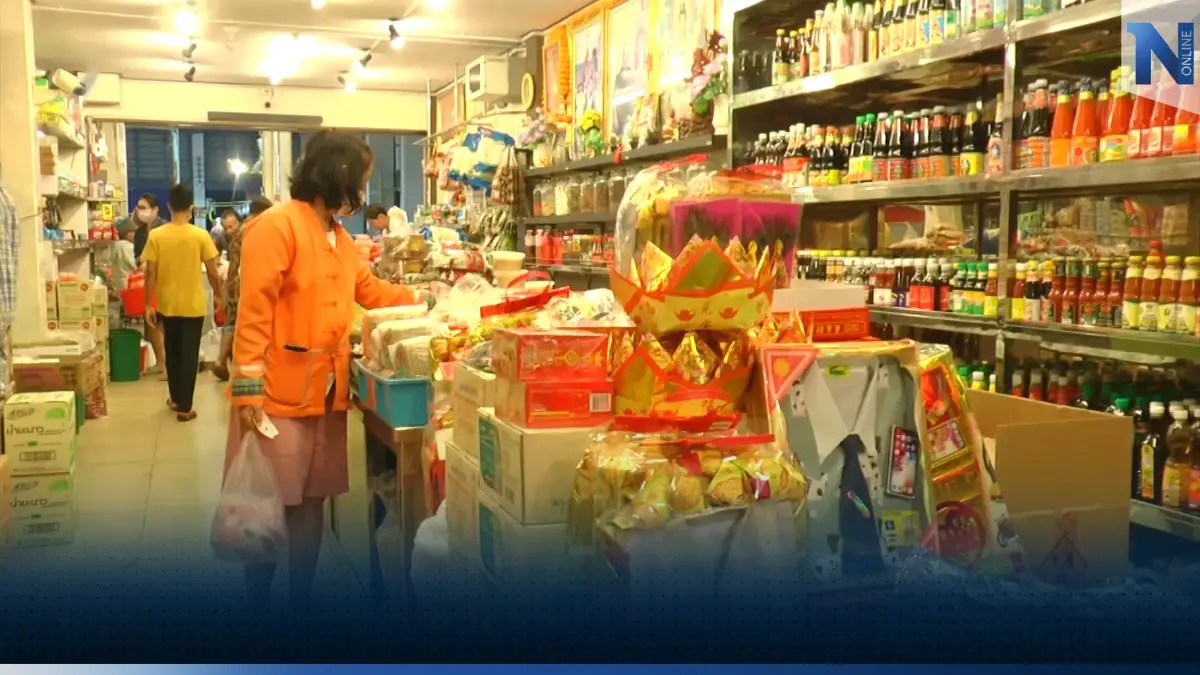 ชาวอุทัยฯแห่ซื้อของไหว้เจ้าเทศกาลตรุษจีนคึกคัก