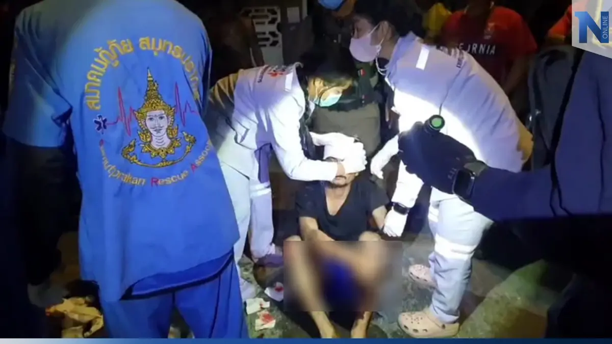 หนุ่มคลั่งถือมีดปีนทุบหลังคาไล่ทำร้าย ชาวบ้านรุมประชาทัณฑ์บาดเจ็บ หนุ่มคลั่งถือมีดปีนทุบหลังคาไล่ทำร้าย ชาวบ้านรุมประชาทัณฑ์บาดเจ็บ