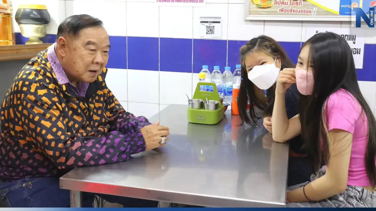 “ลุงป้อม” ควงหลานสาวลุยหาของอร่อยทาน ย่านเสาชิงช้า คนแห่ขอเซลฟี่เพียบ