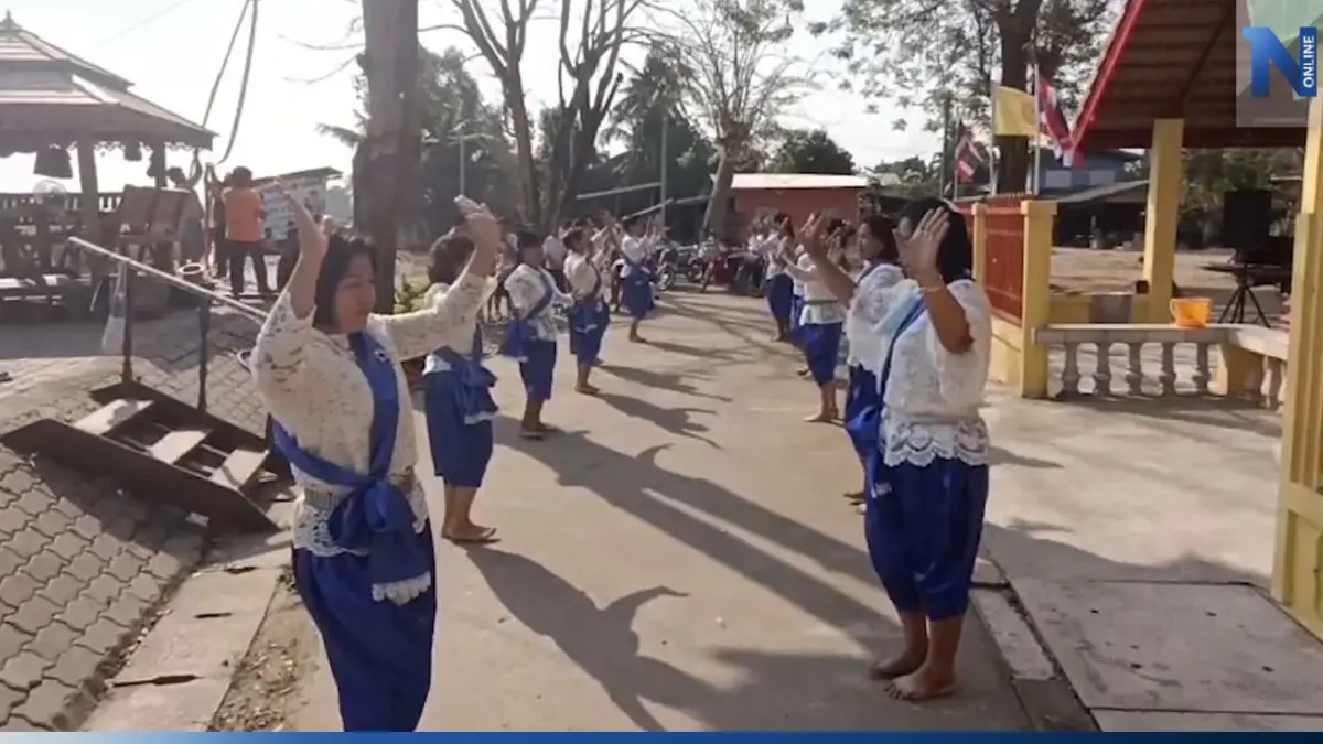ชาวบ้านจุดประทัด-รำแก้บน ถวายหลวงพ่อแก่ หลังจับ "เจ้าบอด" จระเข้แสดงโชว์ได้