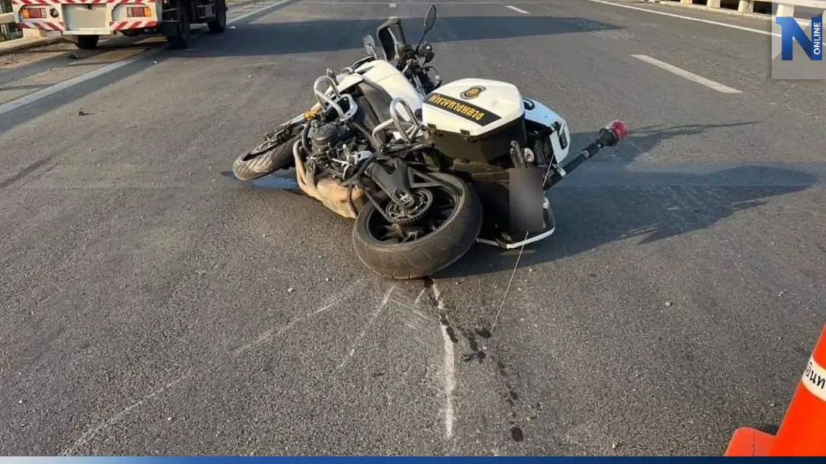 เก๋งซิ่งชน ตร.ทางหลวง เสียชีวิตบนต่างระดับลำลูกกา ก่อนทิ้งรถหนี-ในรถเจอขวดเบียร์