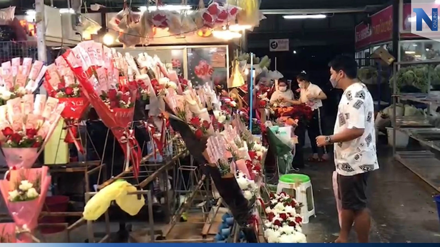 ปากคลองตลาดคึกคัก คนแห่ซื้อดอกไม้-ของขวัญ มอบให้คนรักวันวาเลนไทน์