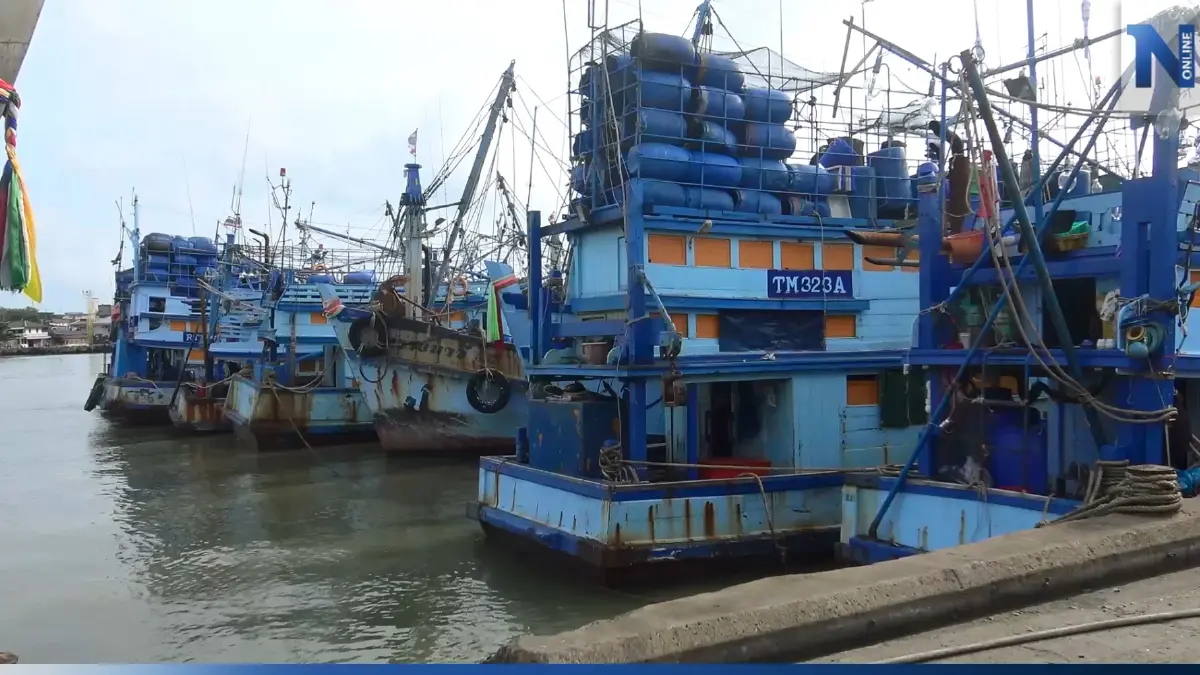 ชาวประมงผวา "ฝนตกหนัก-คลื่นลมแรง" นำเรือจอดเรือเทียบท่าสงขลา ชาวประมงผวา "ฝนตกหนัก-คลื่นลมแรง" นำเรือจอดเรือเทียบท่าสงขลา