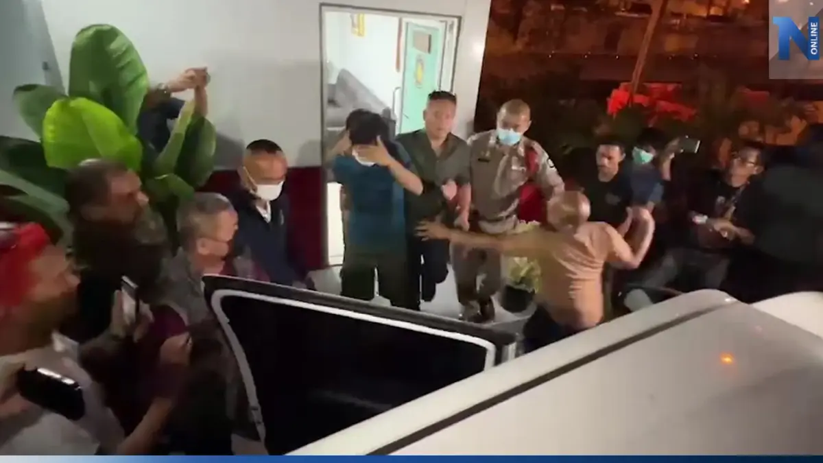 เพื่อนร่วมงานสุดแค้น รุมประชาทัณฑ์คนขับรถเก๋ง พุ่งชน"ส.ต.อ."ดับ (มีคลิป)