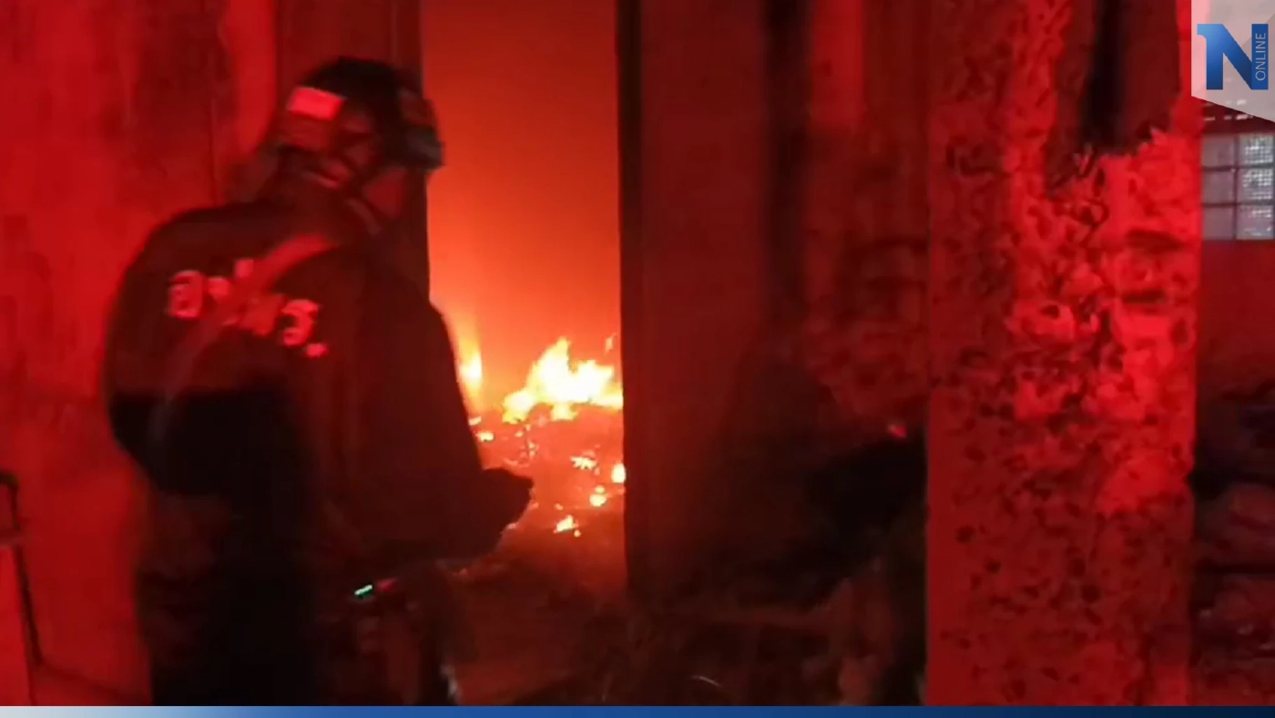 ไฟไหม้กองขยะในบ้านร้าง ย่านประชาอุทิศ คาดฝีมือคนเร่ร่อนจุดไฟเผา