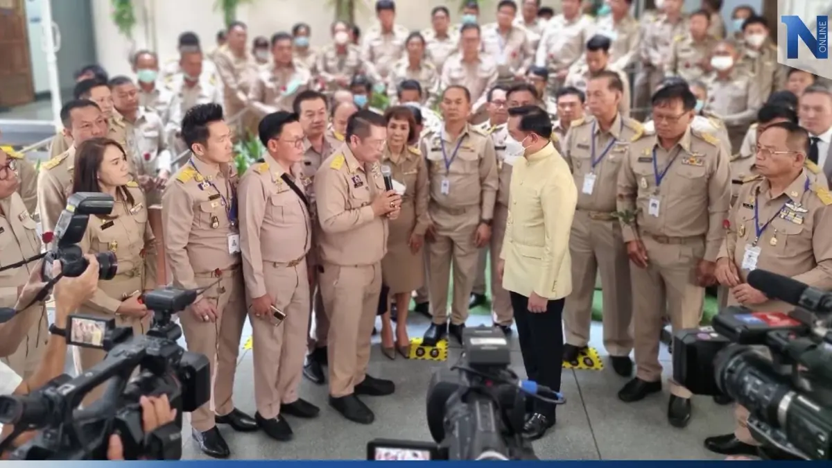“พีระพันธ์” รับหนังสือ "อบต."ทวงถามปรับค่าตอบแทน ยันไม่เกี่ยวการเมือง “พีระพันธ์” รับหนังสือ "อบต."ทวงถามปรับค่าตอบแทน ยันไม่เกี่ยวการเมือง