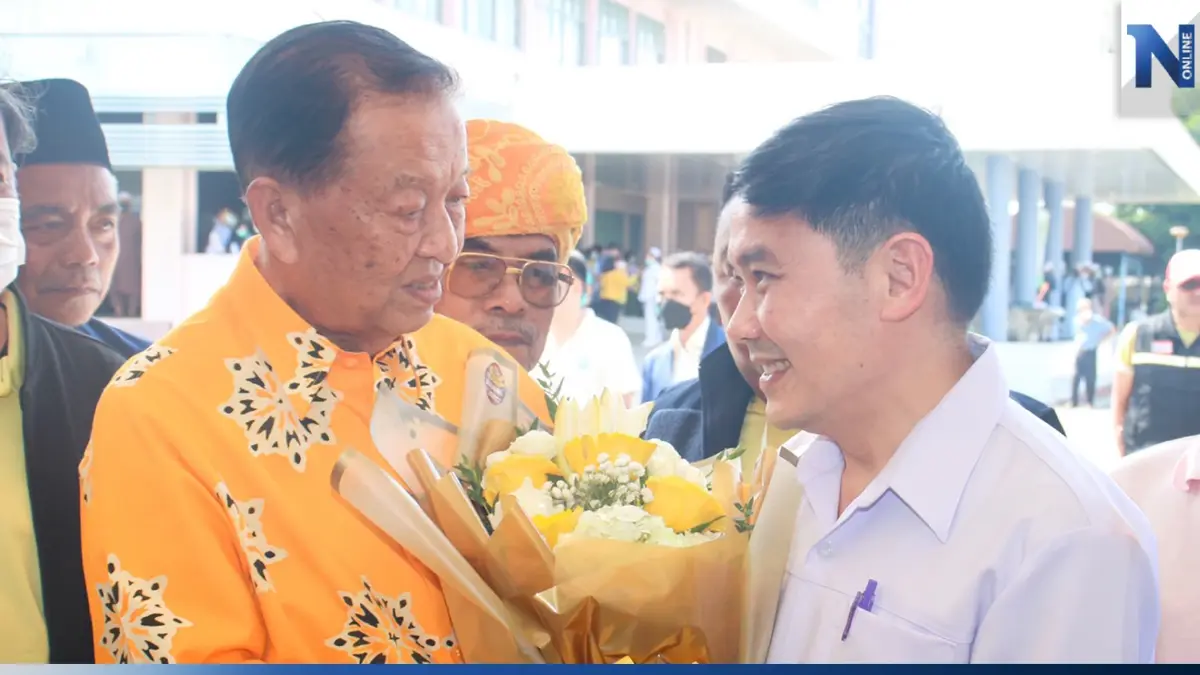 "วันมูหะมัดนอร์ มะทา" มอบดอกไม้ให้กำลังใจ "หมอสุภัทร" ย้ายมารพ.สะบ้าย้อย