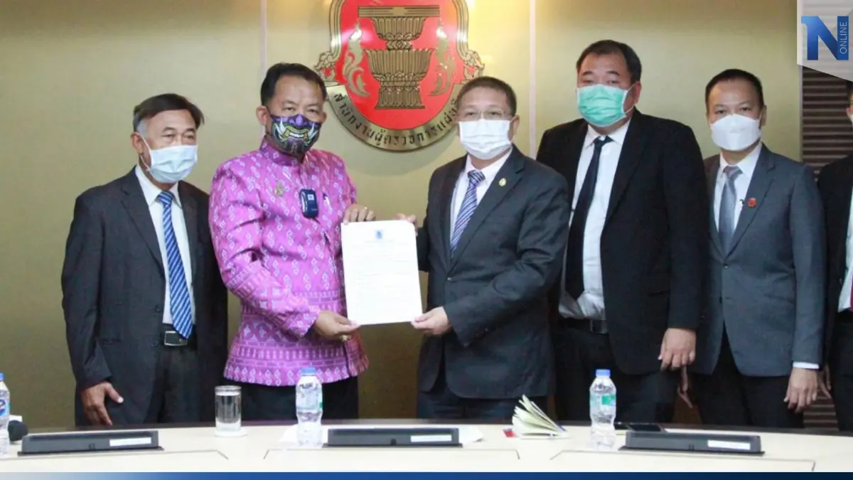 "ศรีสุวรรณ" ยื่นผู้ตรวจการแผ่นดินส่งศาลรธน.ตีความ ปมนับรวมต่างด้าว "ศรีสุวรรณ" ยื่นผู้ตรวจการแผ่นดินส่งศาลรธน.ตีความ ปมนับรวมต่างด้าว