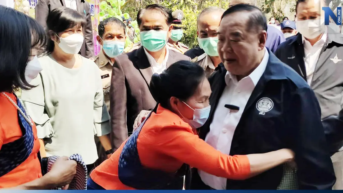 “บิ๊กป้อม”  ลุย 3 จังหวัดอีสาน ชาวบ้านถือป้ายหนุนนั่ง “นายกฯ”