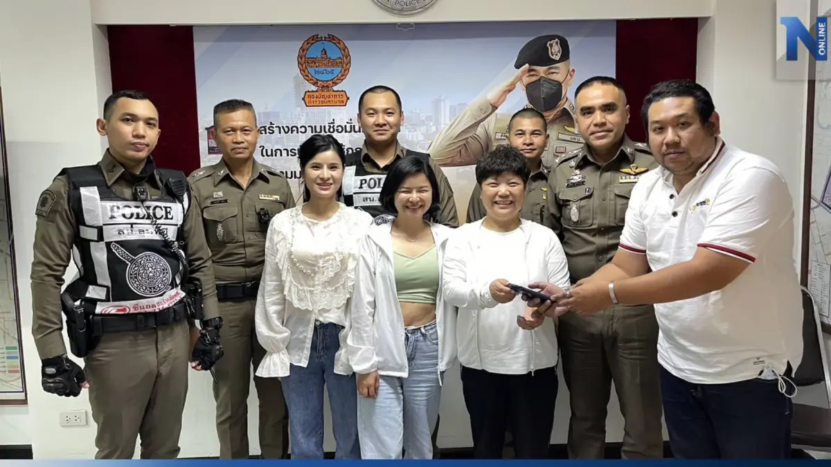 สาวจีนชื่นชมตำรวจไทย ช่วยตามโทรศัพท์คืนรวดเร็ว หลังลืมไว้บนรถแท็กซี่ สาวจีนชื่นชมตำรวจไทย ช่วยตามโทรศัพท์คืนรวดเร็ว หลังลืมไว้บนรถแท็กซี่