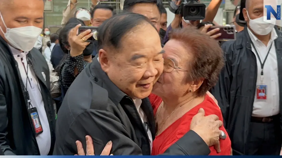 ชาวปทุมธานีแห่ต้อนรับ "พล.อ.ประวิตร" พร้อมให้กำลังใจ "ลุงป้อมสู้ๆ" ชาวปทุมธานีแห่ต้อนรับ "พล.อ.ประวิตร" พร้อมให้กำลังใจ "ลุงป้อมสู้ๆ"