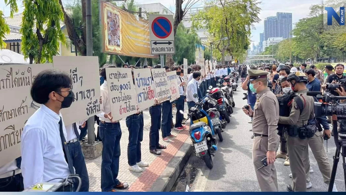 ศิษย์เก่า-ศิษย์ปัจจุบัน ปิดถนนประท้วง คัดค้านย้ายอุเทนถวาย ออกจากพื้นที่