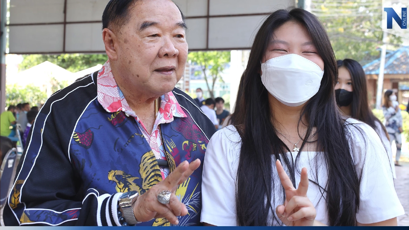 "ลุงป้อม" ควงหลานๆ ร้อง "ทรงอย่างแบด" (มีคลิป)