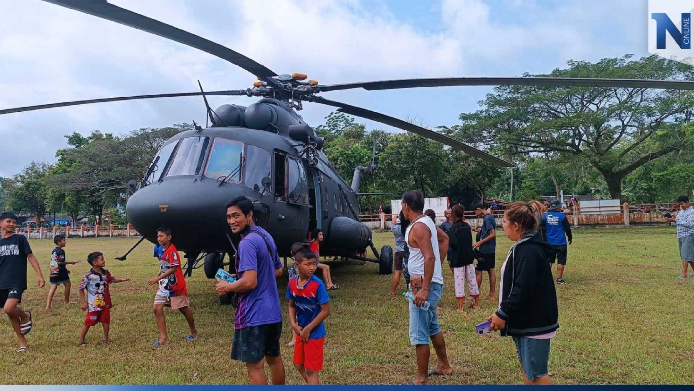 เด็กๆ ตื่นเต้น ! “แบล็กฮอว์ก” ทดลองบิน เตรียมรับนายกฯ ลงพื้นที่นครศรีธรรมราช เด็กๆ ตื่นเต้น ! “แบล็กฮอว์ก” ทดลองบิน เตรียมรับนายกฯ ลงพื้นที่นครศรีธรรมราช