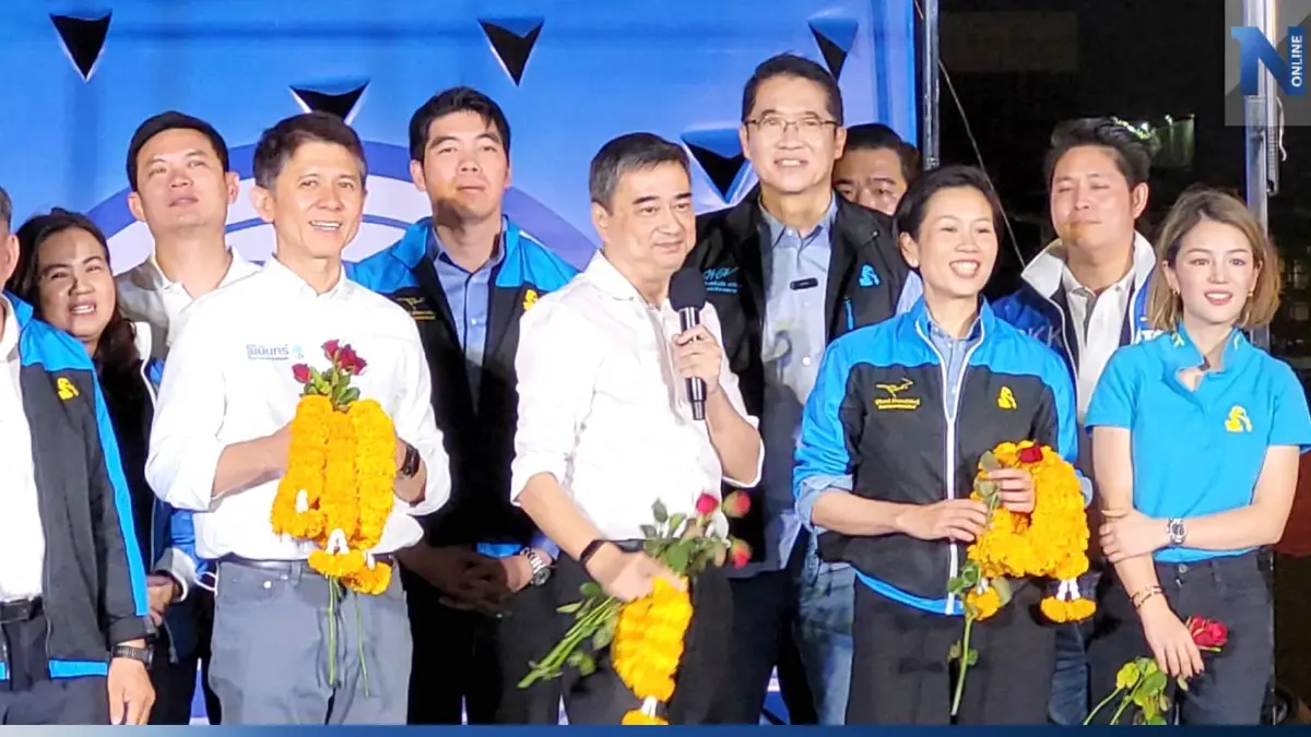 "อภิสิทธิ์" โผล่เวทีปราศรัยปชป. "โรดโชว์ โพลิซี" แกนนำพรรคต้อนรับชื่นมื่น