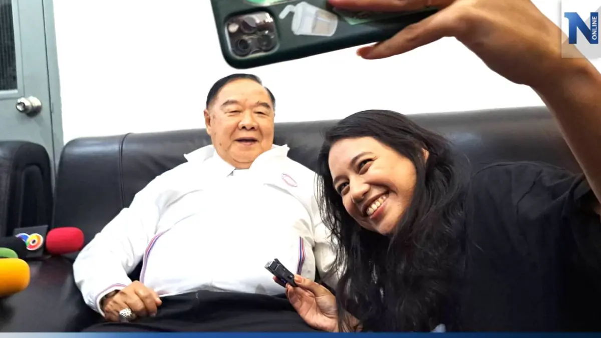 "ลุงป้อม" เซลฟี่คู่น้องมายด์ ยันไม่มีรัฐประหาร หากบ้านเมืองเป็นหนึ่งเดียว "ลุงป้อม" เซลฟี่คู่น้องมายด์ ยันไม่มีรัฐประหาร หากบ้านเมืองเป็นหนึ่งเดียว