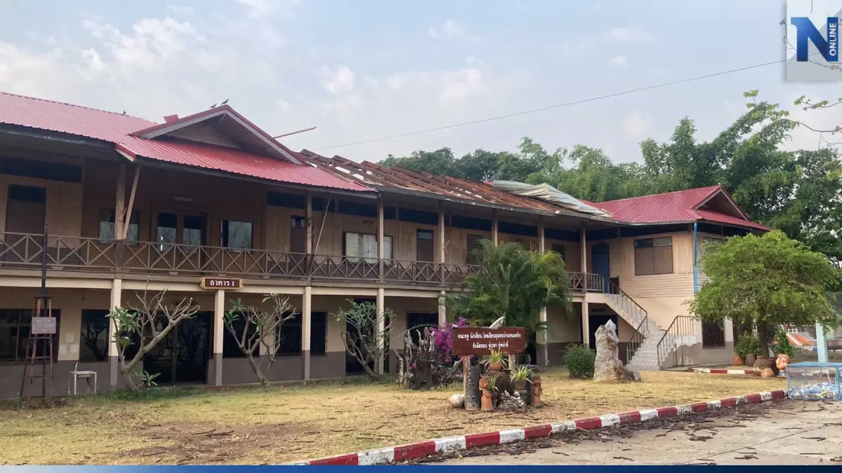 พายุฤดูร้อนพัดถล่ม อ.พิมาย หอบหลังคาอาคารเรียนปลิวว่อน พายุฤดูร้อนพัดถล่ม อ.พิมาย หอบหลังคาอาคารเรียนปลิวว่อน