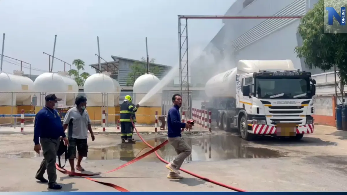 หวิดบึ้ม! รถบรรทุกก๊าซแอลพีจีรั่ว ในโรงงานบรรจุก๊าซ เร่งคุมสถานการณ์วุ่น หวิดบึ้ม! รถบรรทุกก๊าซแอลพีจีรั่ว ในโรงงานบรรจุก๊าซ เร่งคุมสถานการณ์วุ่น