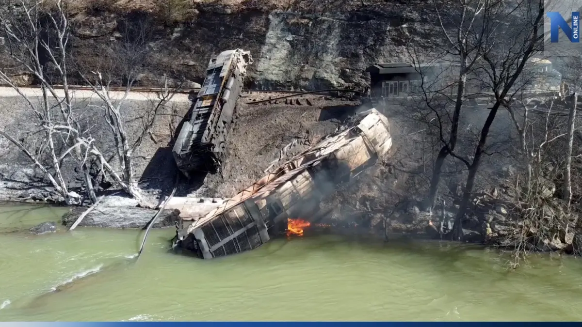 รถไฟตกรางในสหรัฐฯ พนักงานเจ็บ 3 น้ำมันรั่วไหลลงแม่น้ำ รถไฟตกรางในสหรัฐฯ พนักงานเจ็บ 3 น้ำมันรั่วไหลลงแม่น้ำ