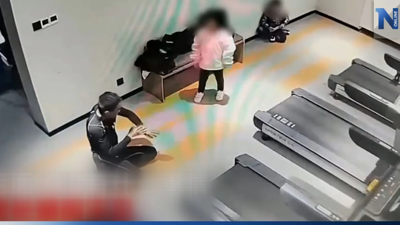 อันตรายที่มีเด็กในฟิตเนส หนุ่มล้มหน้ากระแทกลู่วิ่ง (คลิป)