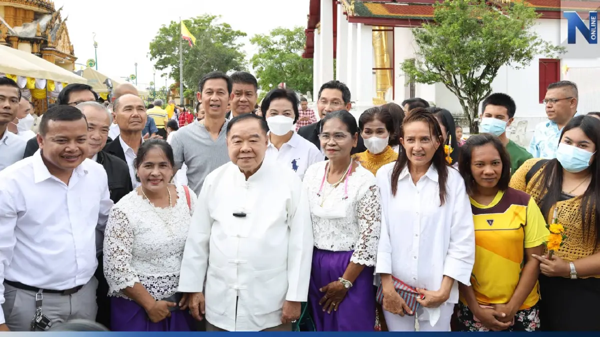 ชิลวันหยุด! "ลุงป้อม" นั่งจิบชาริมถนน ร่วมแห่ผ้าขึ้นพระธาตุนครศรีธรรมราช ชิลวันหยุด! "ลุงป้อม" นั่งจิบชาริมถนน ร่วมแห่ผ้าขึ้นพระธาตุนครศรีธรรมราช