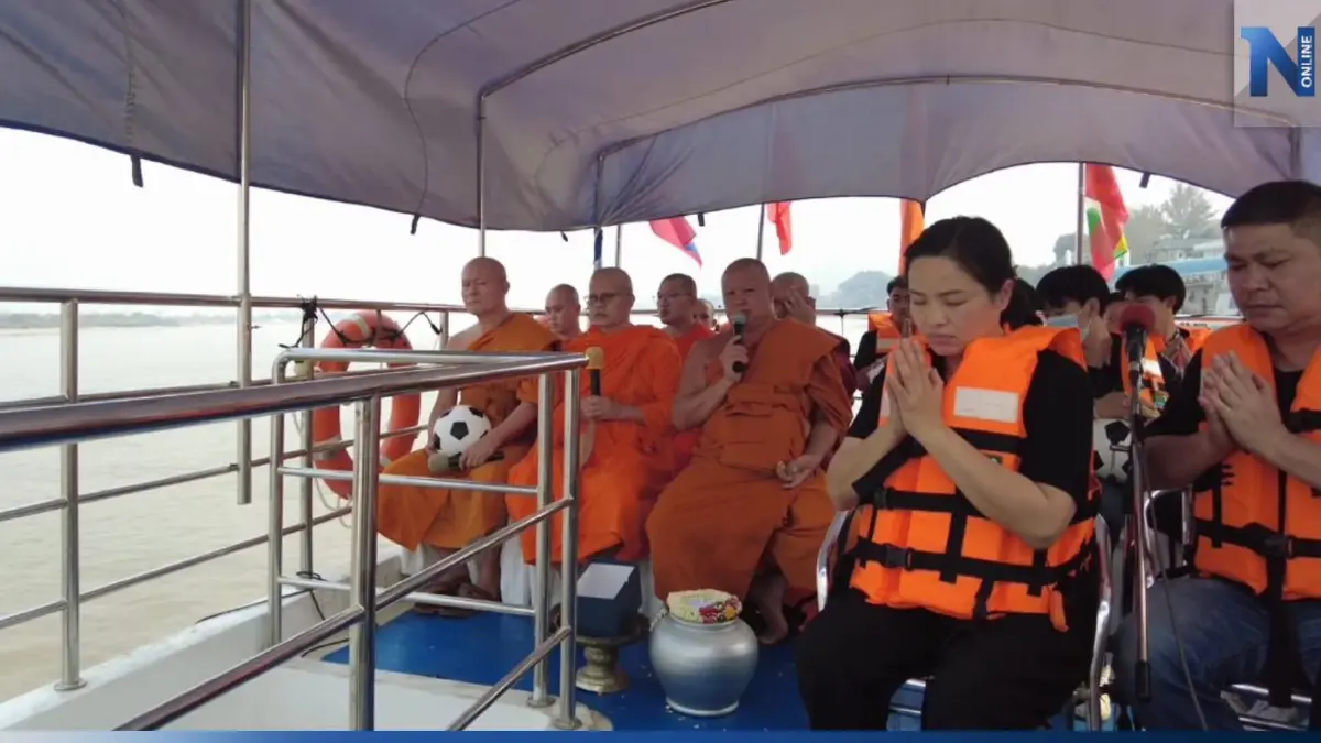 ครอบครัวนำอัฐิ "น้องดอม" ลอยอังคารกลางน้ำโขง "ทีมหมูป่า" ร่วมส่งครั้งสุดท้าย