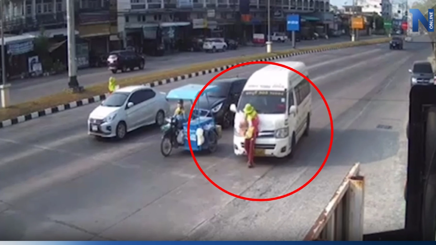 รถตู้โดยสารซิ่งท้านรก ผ่าไฟแดงชนคนขายขนมสาหัส (มีคลิป)