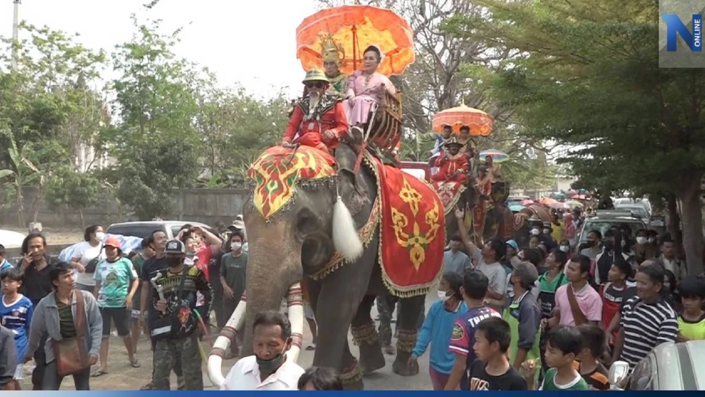 โปรยทาน 2 แสน ในงานบุญเทศน์มหาชาติ ชาวบ้านแห่เก็บกันคึกคัก