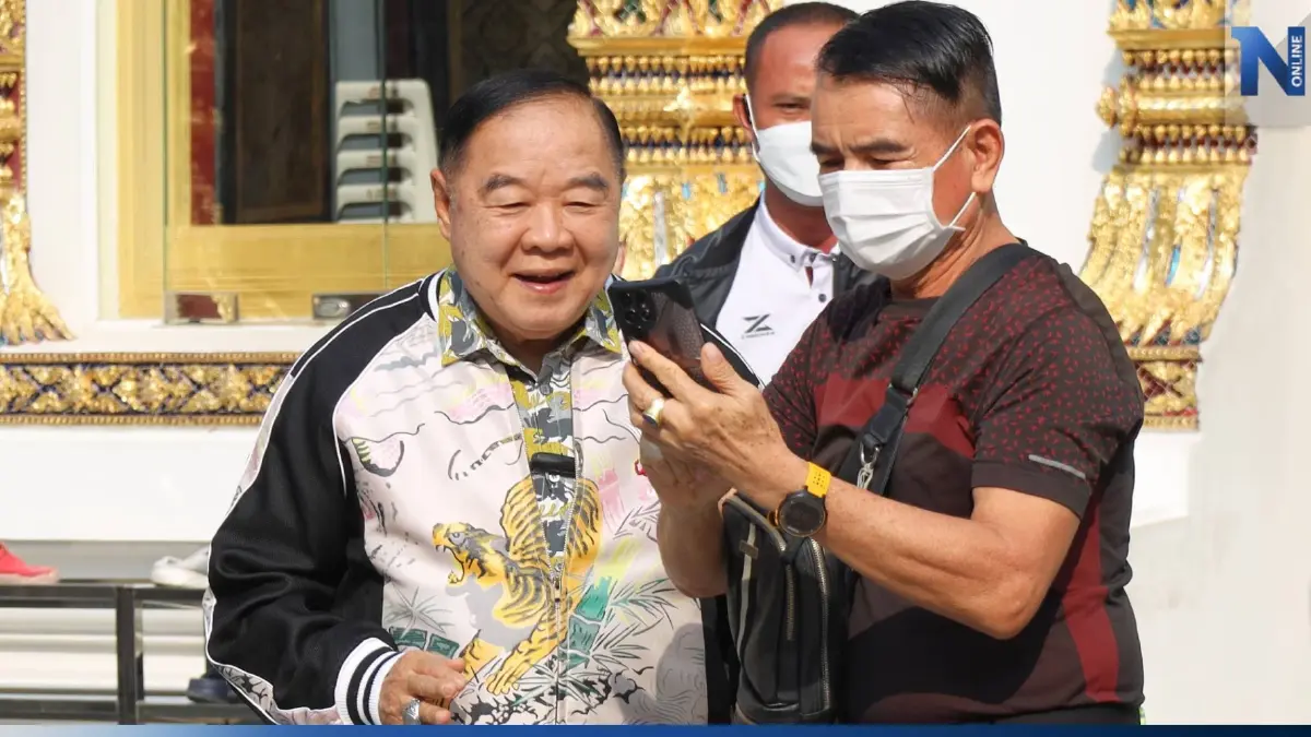 “ลุงป้อม” ทำบุญวัดชนะสงคราม แฟนคลับแห่ขอถ่ายรูป เชียร์ให้เป็นนายกฯ “ลุงป้อม” ทำบุญวัดชนะสงคราม แฟนคลับแห่ขอถ่ายรูป เชียร์ให้เป็นนายกฯ