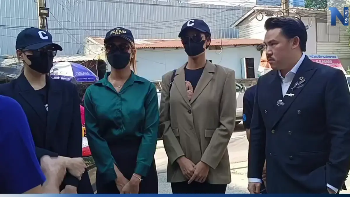 "กัน จอมพลัง" พาสาวสองแจ้งความ สน.ทองหล่อ เอาผิดแท๊กซี่รุมทำร้ายสลบ (คลิป) "กัน จอมพลัง" พาสาวสองแจ้งความ สน.ทองหล่อ เอาผิดแท๊กซี่รุมทำร้ายสลบ (คลิป)