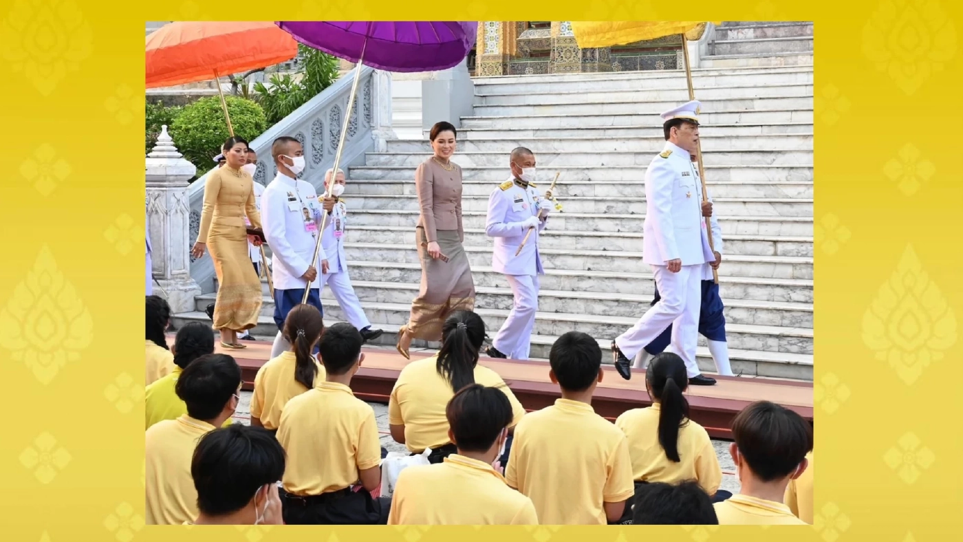 ในหลวง ทรงเปลี่ยนเครื่องทรงพระแก้วมรกต สำหรับฤดูร้อน ในหลวง ทรงเปลี่ยนเครื่องทรงพระแก้วมรกต สำหรับฤดูร้อน