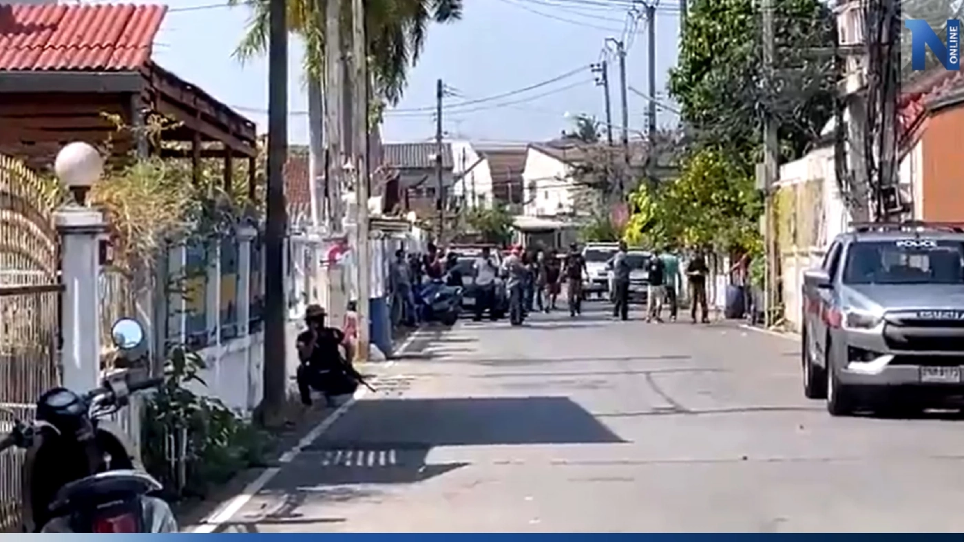 ด่วน! หนุ่มเมืองเพชรคลั่ง กราดยิงกลางเมือง ดับ 2 เจ็บ 3 ตร.เร่งปิดล้อม ด่วน! หนุ่มเมืองเพชรคลั่ง กราดยิงกลางเมือง ดับ 2 เจ็บ 3 ตร.เร่งปิดล้อม