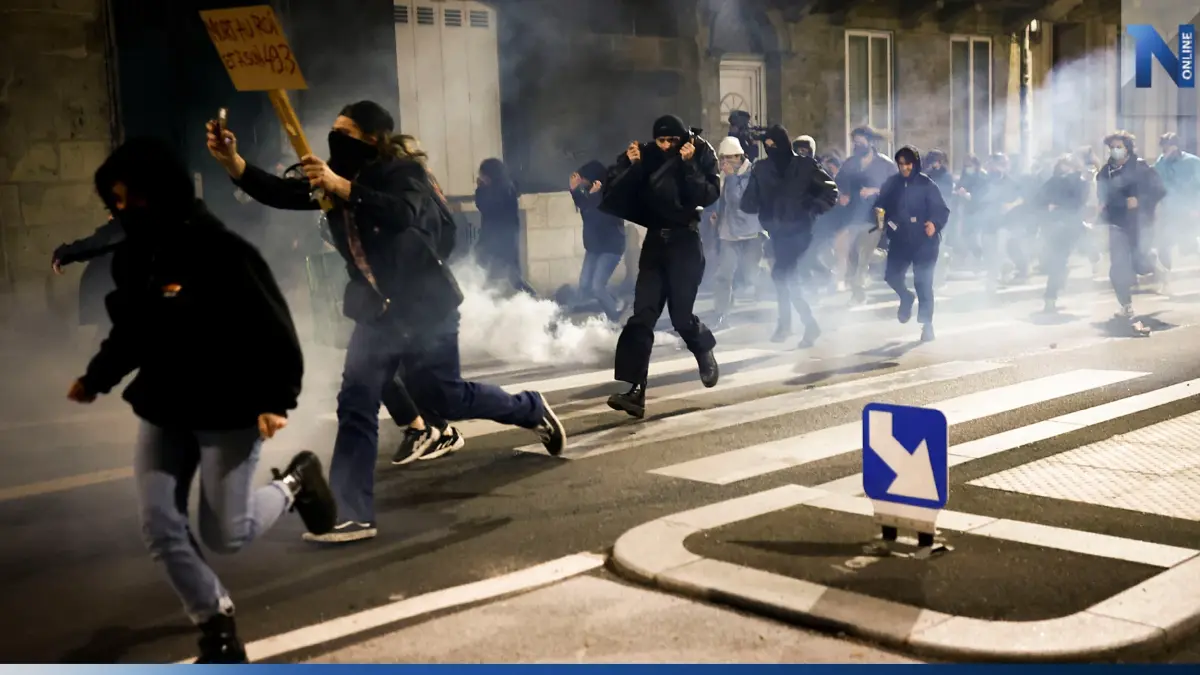 แรงงานฝรั่งเศสประท้วงต่อ หลังรัฐบาลรอดมติไม่ไว้วางใจหวุดหวิด