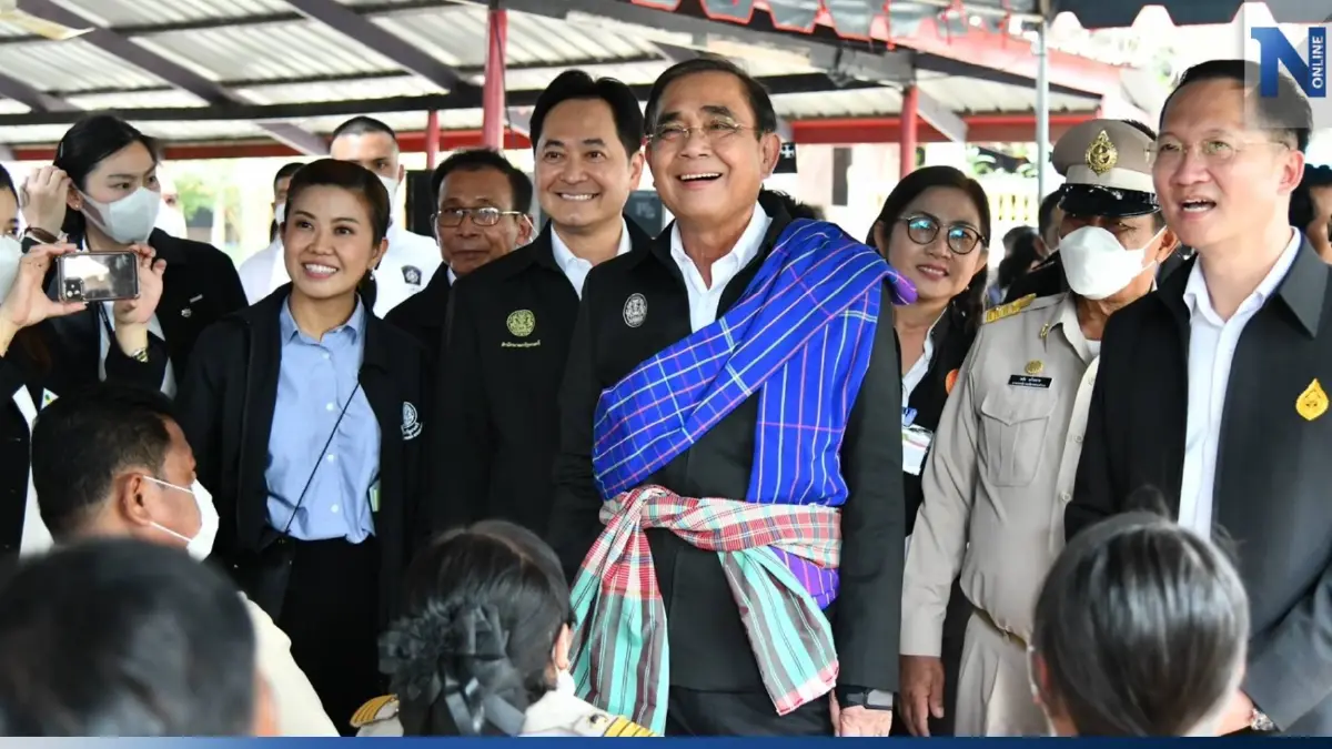 "นายกฯ" สวมบทชาวมอญรามัญ เข้าวัดใหญ่นครชุมน์ ชูนิ้วไอเลิฟยูอ้อนชาวบ้าน