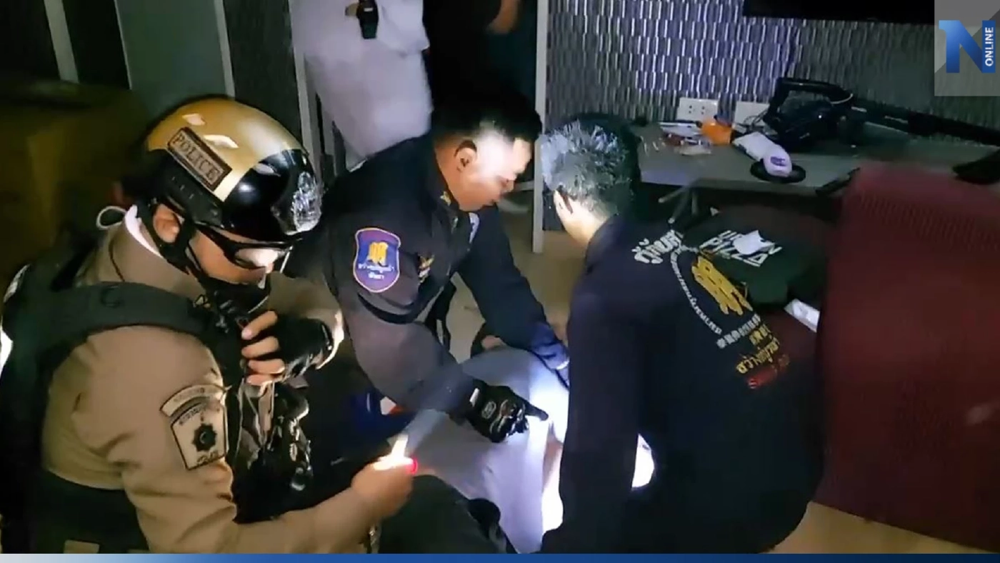 ตำรวจ-กู้ภัยฯ พังประตูช่วยสาวไทย ถูกหนุ่มเกาหลีทุบตี ขู่จับโยนจากห้องพัก