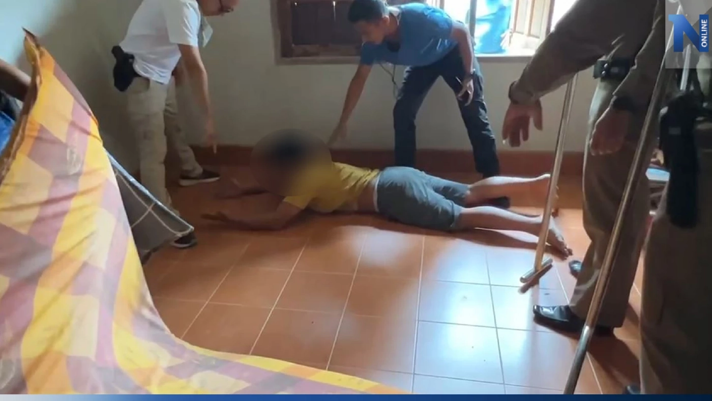 ตำรวจ สภ.มะขาม กว่า 20 นาย จู่โจมจับหนุ่มคลั่งยา อาละวาดทำลายข้าวของ