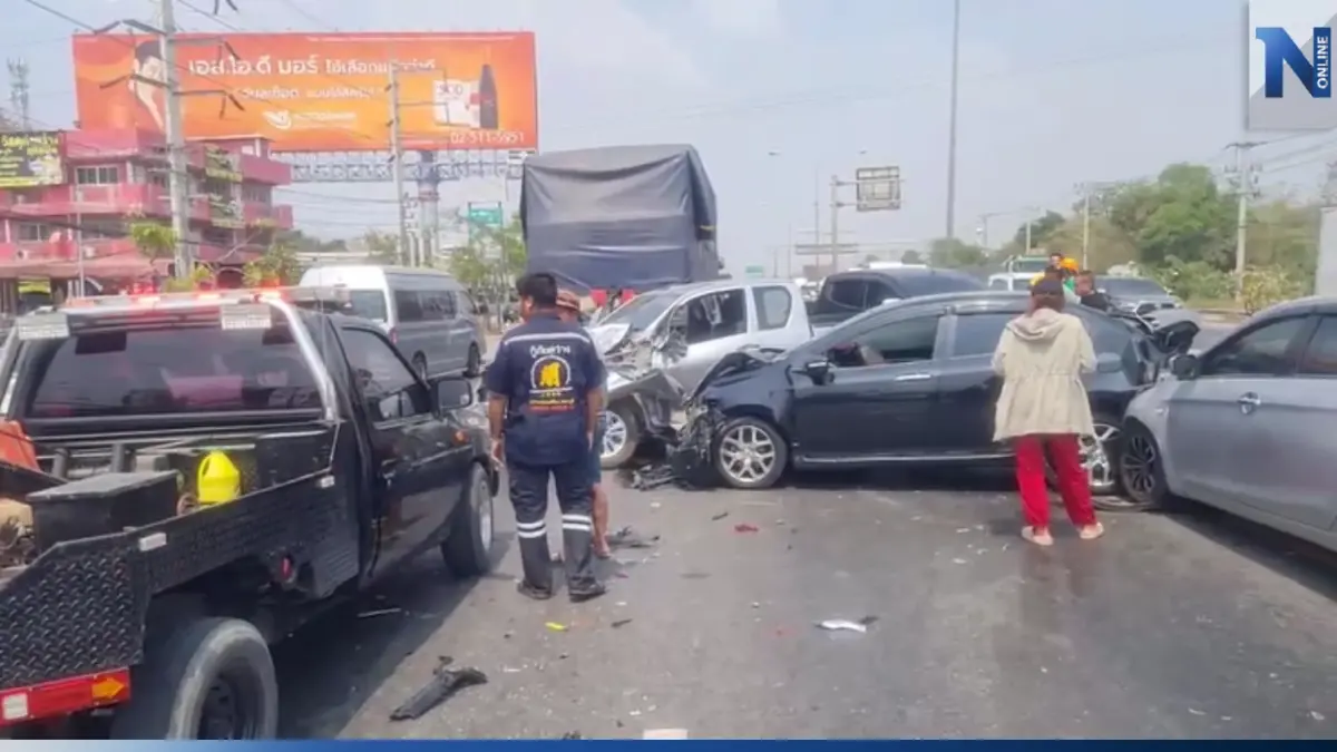 สุดอันตราย! คราบน้ำมันบนผิว "ถนนมิตรภาพ" ทำรถชนกันระเนระนาด 12 คันรวด สุดอันตราย! คราบน้ำมันบนผิว "ถนนมิตรภาพ" ทำรถชนกันระเนระนาด 12 คันรวด