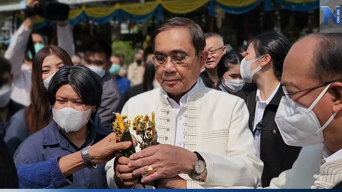 ป่วน! นายกฯ หญิงมอบดอกไม้ ชู 3 นิ้ว ถาม ยุบสภาเมื่อไร เจ้าตัวบอก ถึงเวลารู้เอง ป่วน! นายกฯ หญิงมอบดอกไม้ ชู 3 นิ้ว ถาม ยุบสภาเมื่อไร เจ้าตัวบอก ถึงเวลารู้เอง