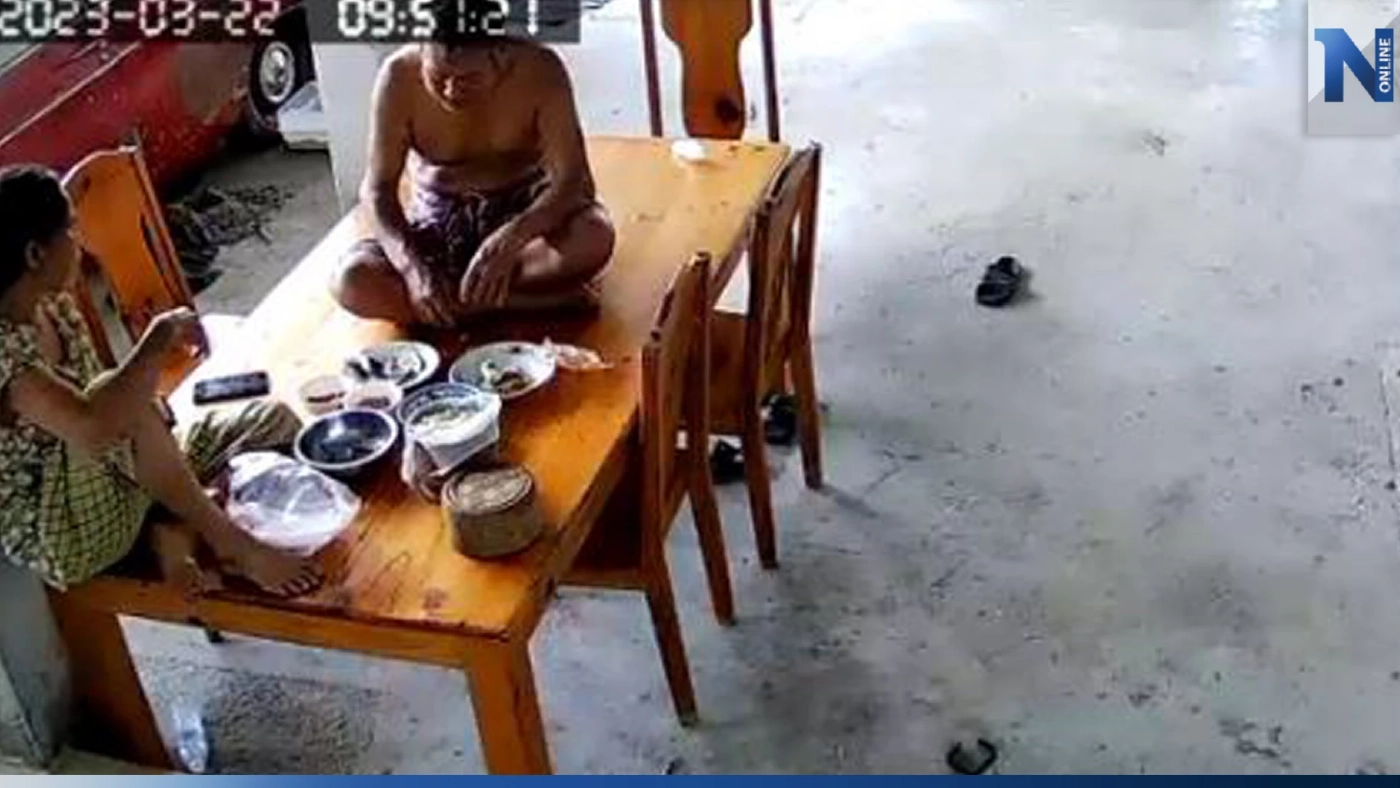 ลูกกตัญญู ซื้อโต๊ะกินข้าวให้พ่อแม่ เปิดวงจรปิดดู ถึงกับฮาลั่น! ลูกกตัญญู ซื้อโต๊ะกินข้าวให้พ่อแม่ เปิดวงจรปิดดู ถึงกับฮาลั่น!