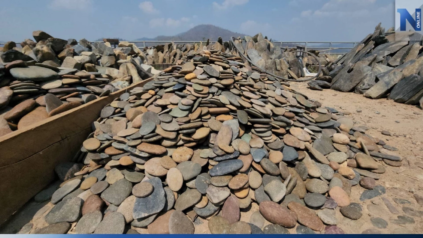 น้ำโขงลด ชาวบ้านเก็บหินขาย สร้างรายได้เลี้ยงครอบครัวยามหน้าแล้ง