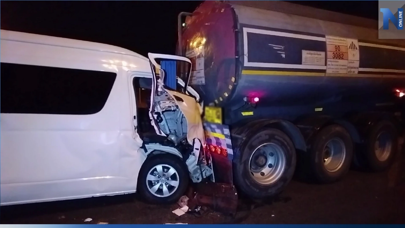 ระทึก เร่งช่วย 2 สามีภรรยาจากซากรถตู้ เสยท้ายพ่วงบรรทุกน้ำมัน (มีคลิป)