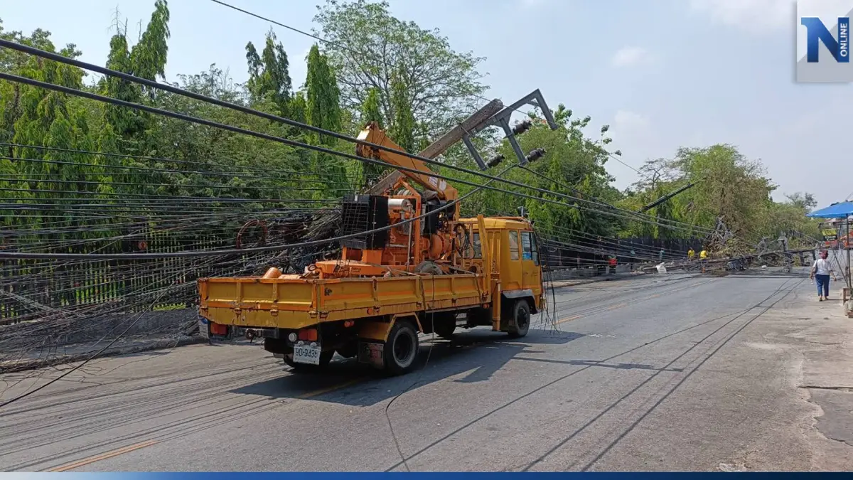 รถบรรทุกเครื่องสูบน้ำ แขนเครนเกี่ยวสายไฟ เสาโค่น 5 ต้น ชาวบ้านเดือดร้อนหนัก