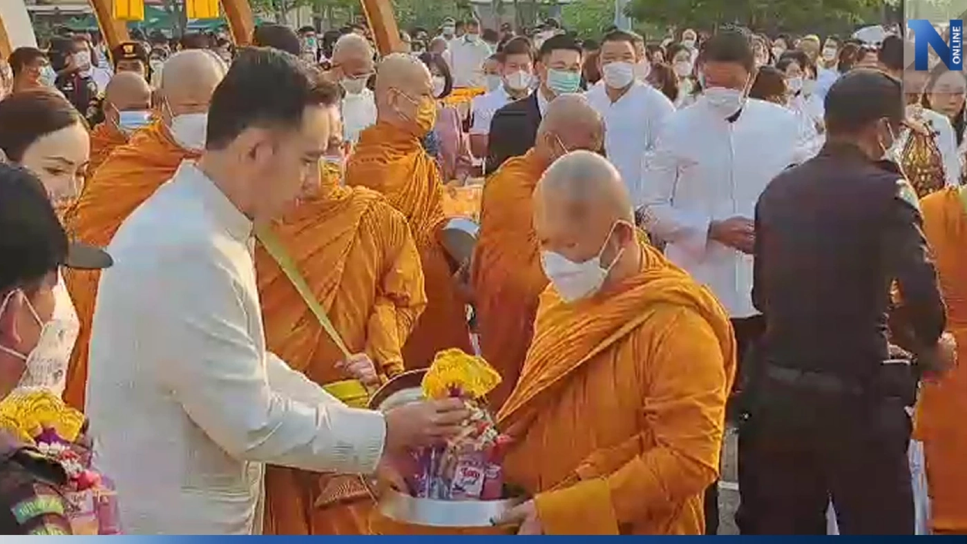 "วันมาฆบูชา 2566" พุทธศาสนิกชน ตักบาตรพระสงฆ์ 66 รูป ลานคนเมือง