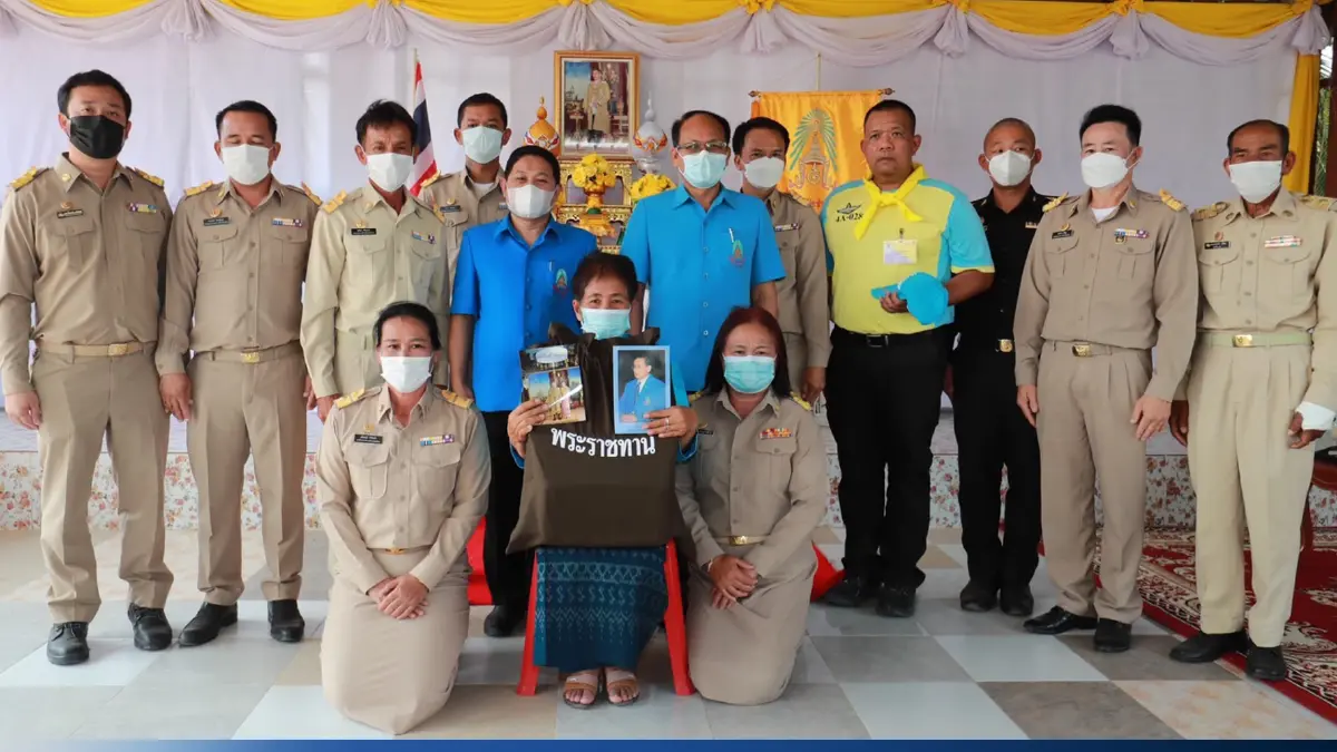 “รองต่อ”มอบเงิน 2 แสน สร้างบ้านใหม่ให้คุณยาย หลังถูกไฟไหม้