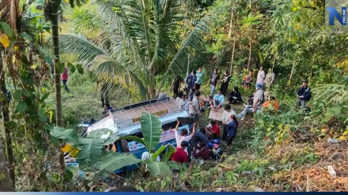 กระบะขนนักท่องเที่ยว เสียหลักตกเขา อุทยานธรรมเขานาในหลวง ดับ 1 เจ็บ 13 ราย กระบะขนนักท่องเที่ยว เสียหลักตกเขา อุทยานธรรมเขานาในหลวง ดับ 1 เจ็บ 13 ราย