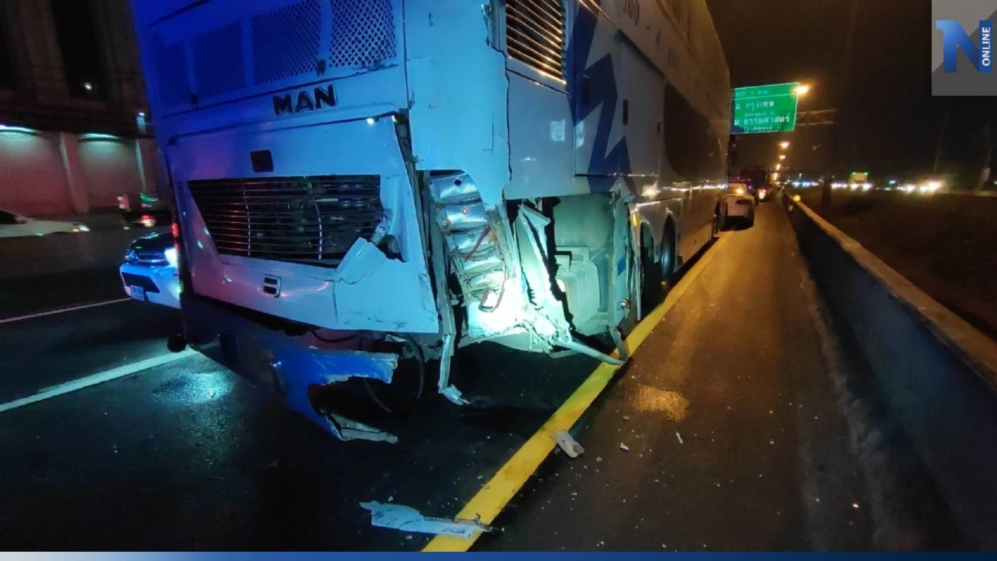 รถบรรทุกน้ำแข็ง ซิ่งเสยท้ายรถทัวร์ เด็กรถติดคาซาก ผดส. 50 ชีวิต ระทึก