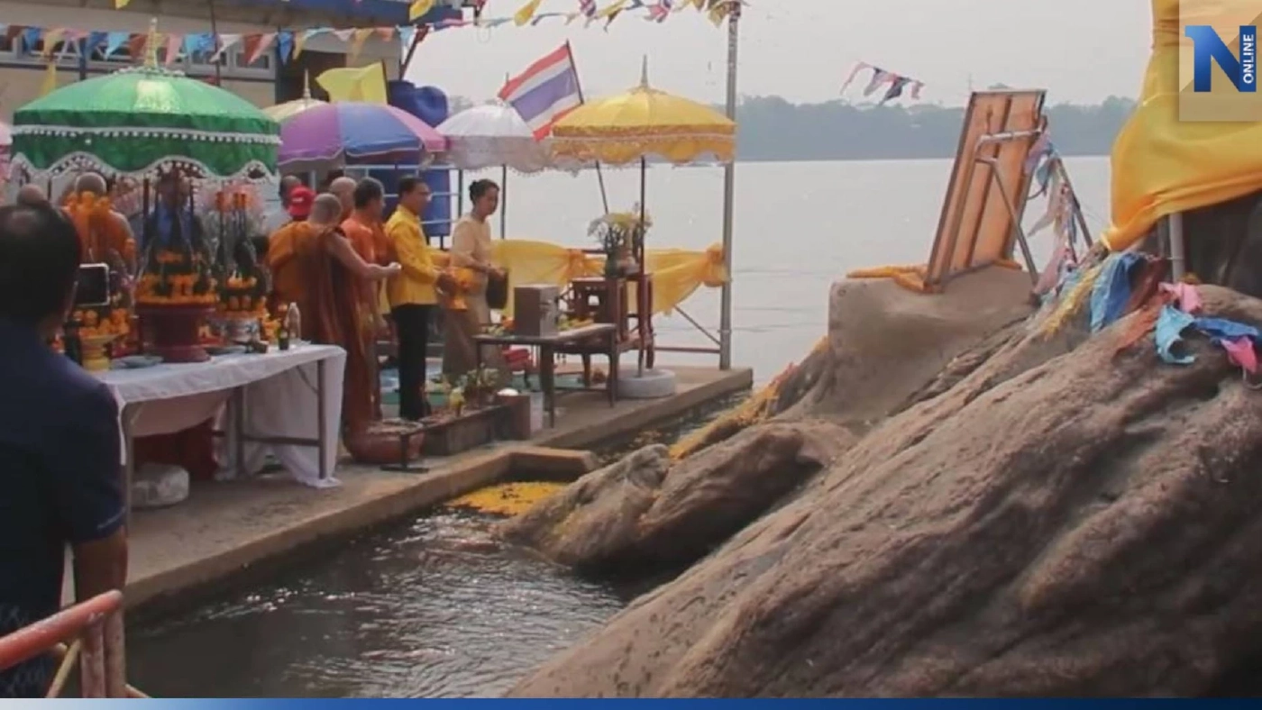 อลังการ! ขบวนแห่ต้นกัลปพฤกษ์กลางน้ำโขง ถวายสักการะรอยพระพุทธบาท อลังการ! ขบวนแห่ต้นกัลปพฤกษ์กลางน้ำโขง ถวายสักการะรอยพระพุทธบาท