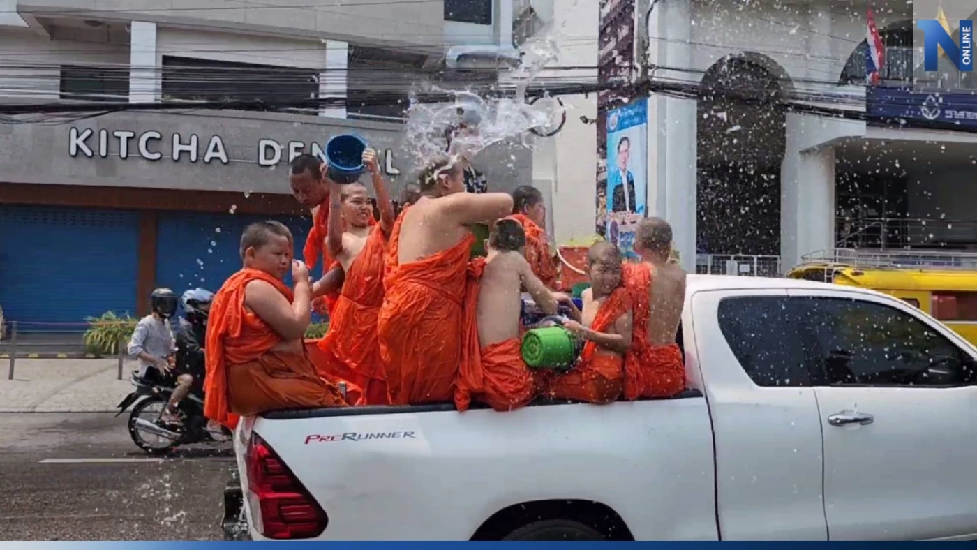 สงกรานต์เชียงใหม่วันที่ 2 คึกคัก อากาศร้อน สามเณรขึ้นรถกระบะเล่นสาดน้ำ สงกรานต์เชียงใหม่วันที่ 2 คึกคัก อากาศร้อน สามเณรขึ้นรถกระบะเล่นสาดน้ำ