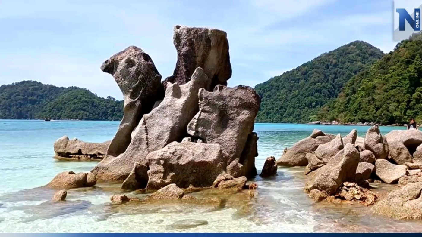 ร้อน ๆ ต้องไปทะเล! จุดเช็กอิน "หินแม่ไก่" เกาะสุรินทร์สุดฮิต นทท.แน่นวันหยุด